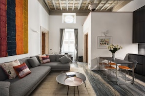 Appartamento Premier | Area soggiorno | Smart TV 48 pollici con canali satellitari, TV