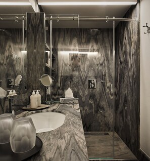Presidential-Apartment | Badezimmer | Regendusche, kostenlose Toilettenartikel, Haartrockner, Bademäntel
