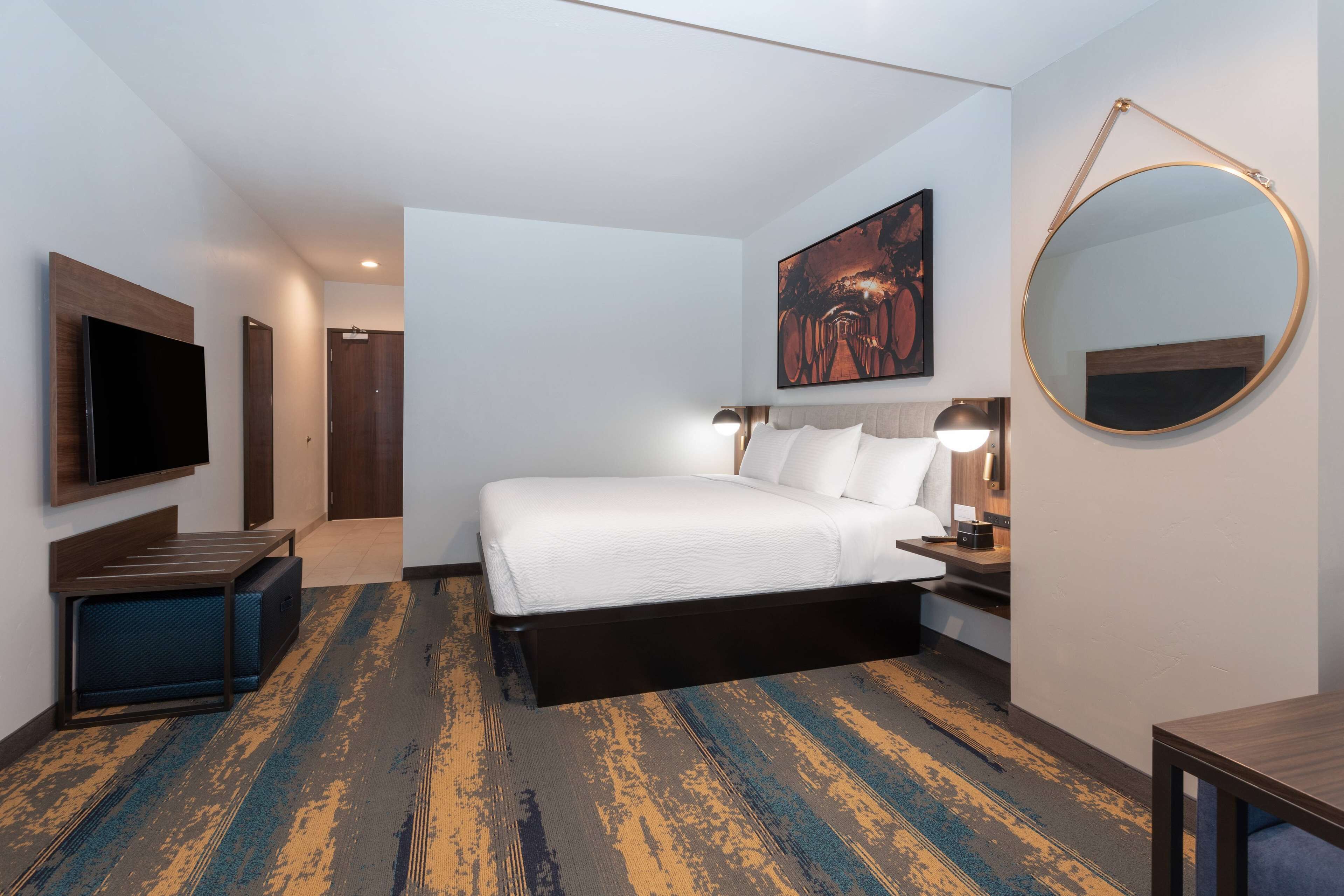 Suite, 1 King Bed, Accessible, Non Smoking (Hearing) | Desk, free WiFi