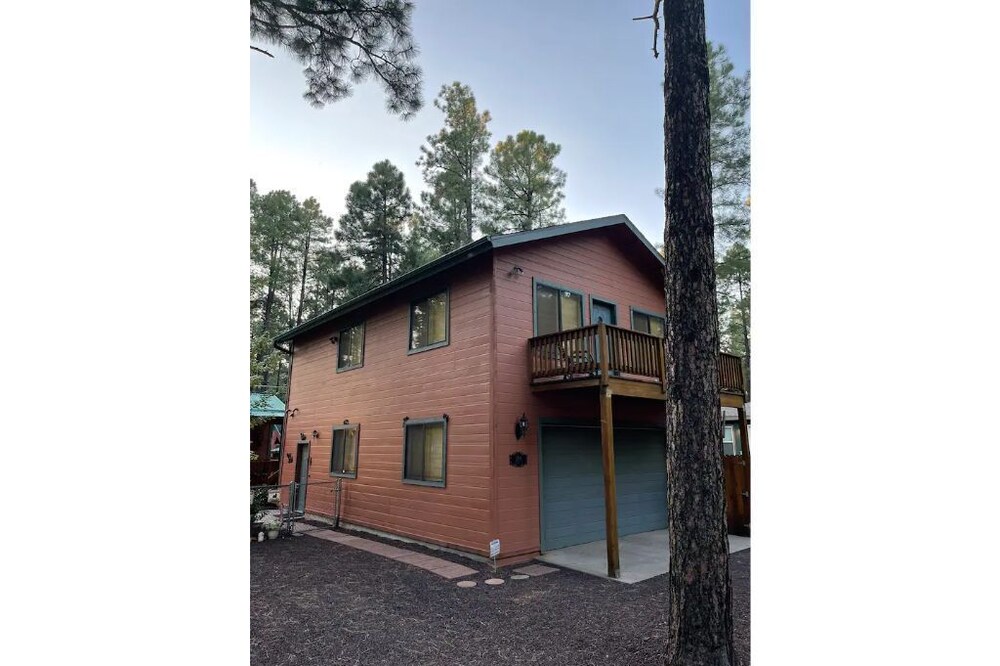 Cub Haus with Hot Tub in the Pines of Pinetop