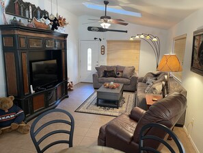 Téléviseur connecté, jeux vidéo, lecteur de DVD, livres