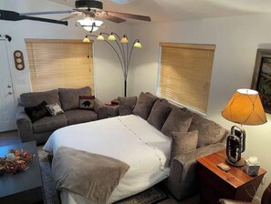 1 habitación, escritorio, tabla de planchar con plancha y cuna de viaje 