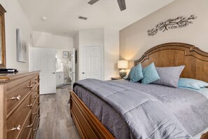 3 bedrooms, iron/ironing board, travel cot, free WiFi - Disney Retreat-upgraded 3 bed Windsor Hills condo, close to water park and WDW! (Four Corners)