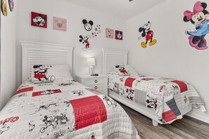 3 habitaciones, tabla de planchar con plancha y cuna de viaje 