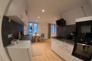 Kylskåp, mikrovågsugn, ugn och spishäll