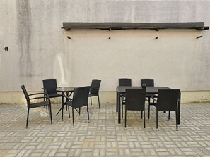 Outdoor dining - Beautiful apartment 54 m², close to the center, king bed, courtyard side (Erfurt)