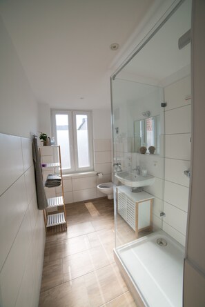 Shower, hair dryer, towels, soap - Beautiful apartment 54 m², close to the center, king bed, courtyard side (Erfurt)