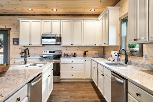 Huge Pool Cabin with Spectacular Views - Last Minute Discounts!