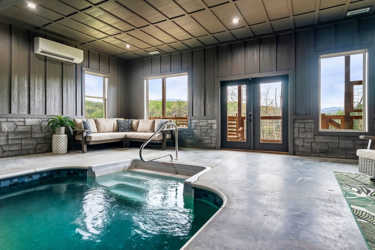 Huge Pool Cabin with Spectacular Views - Last Minute Discounts!