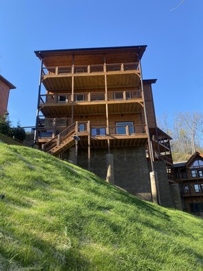 Exterior - Huge Pool Cabin with Spectacular Views - Last Minute Discounts! (Sevierville)
