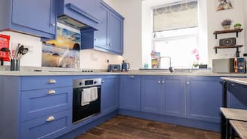 Cottage | Private kitchen | Fridge, electric kettle, toaster, cookware/dishes/utensils