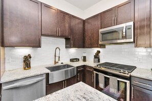 Køleskab, mikrobølgeovn, ovn, kogeplade