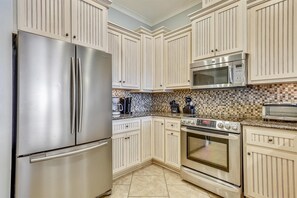 House, 4 Bedrooms | Private kitchen
