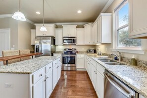 House, 3 Bedrooms | Private kitchen