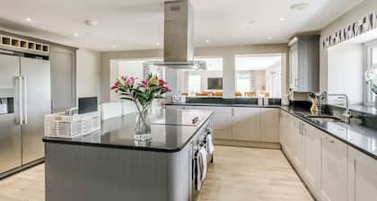 5 bedroom accommodation in Meifod