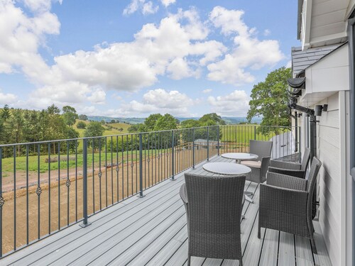 5 bedroom accommodation in Meifod