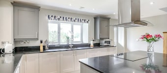 5 bedroom accommodation in Meifod