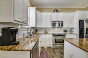 House, 3 Bedrooms | Private kitchen - 7818 Thomas Drive by Vacations Perfected (Panama City Beach)