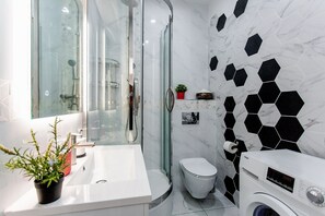 Dusche, Haartrockner, Handtücher, Seife