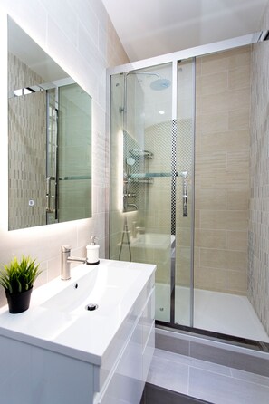 Shower, hair dryer, towels, soap - Elegant 120m² 3BR Romantic Center - Haussmannian (Paris)
