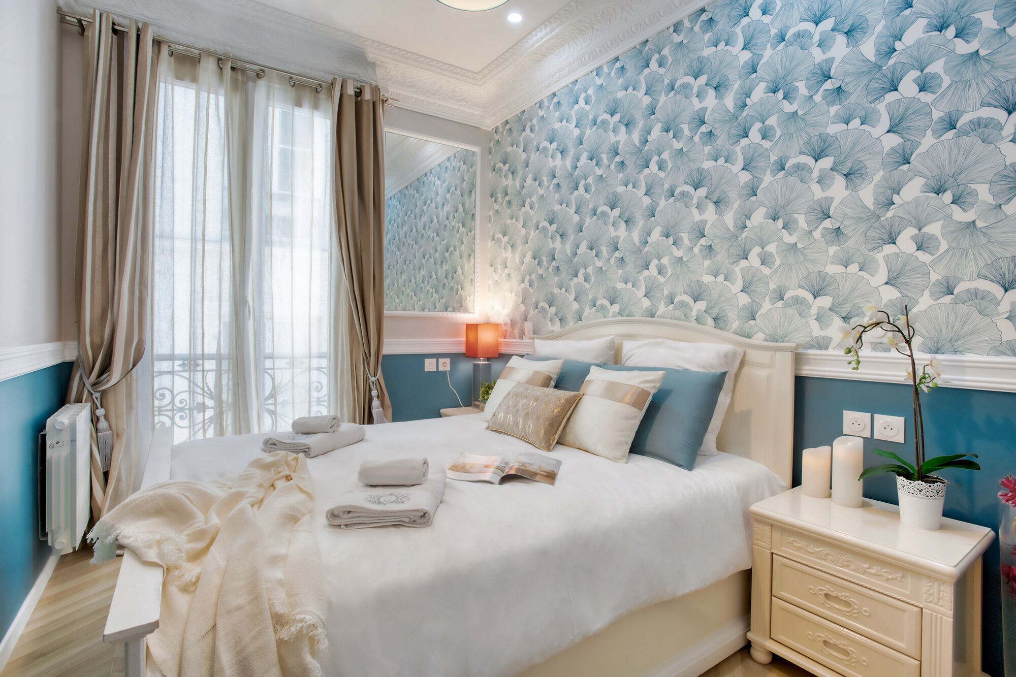 3 habitaciones, escritorio y tabla de planchar con plancha 