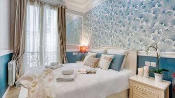 3 soverom, skrivebord, strykejern/-brett og reiseseng for barn