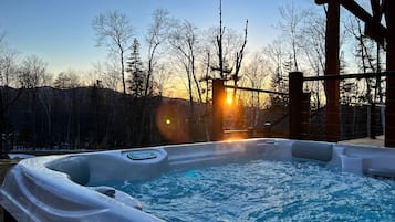 Banyera d'hidromassatge a l'aire lliure