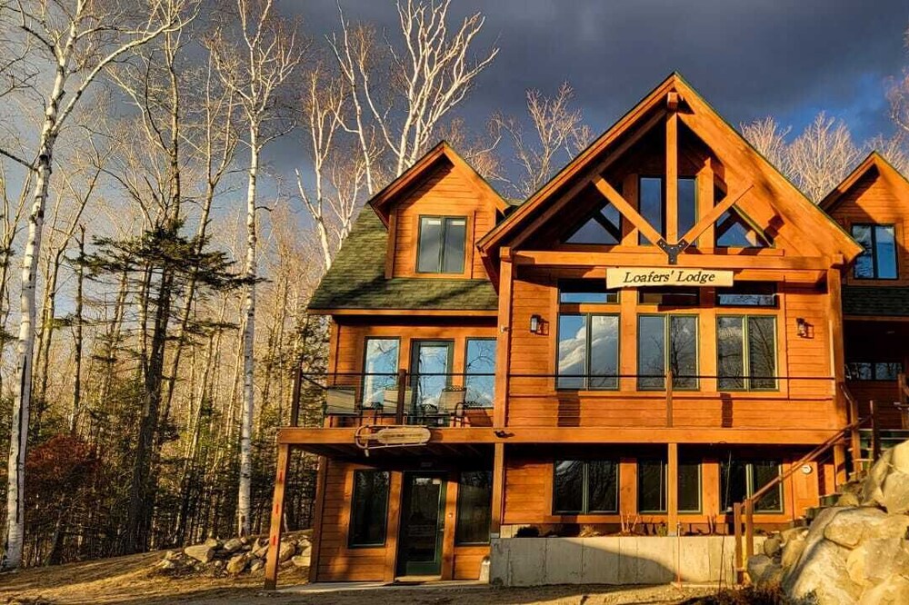 Mountain chalet w/outdoor hot tub, dogs welcome