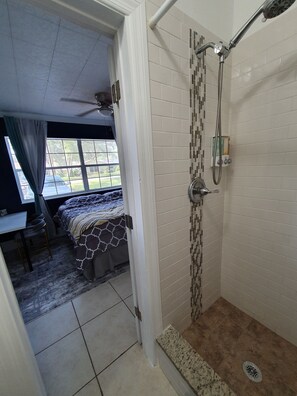 1 makuuhuone, työpöytä, silitysrauta/-lauta, vauvan matkasänky