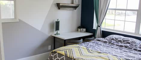 1 habitación, escritorio, tabla de planchar con plancha y cuna de viaje