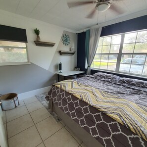 1 makuuhuone, työpöytä, silitysrauta/-lauta, vauvan matkasänky