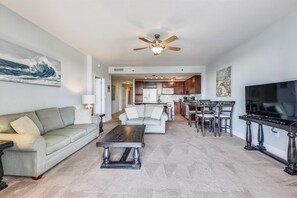 Condo, 2 quartos | Área de estar