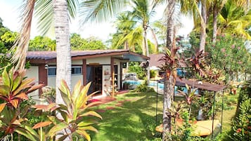Habitación cuádruple romántica, vista a la alberca | Terraza o patio