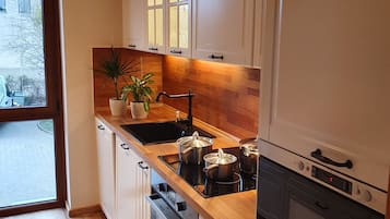 Kühlschrank, Mikrowelle, Ofen, Herdplatte