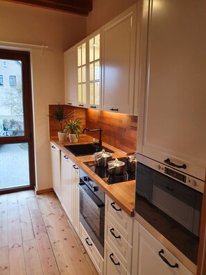Fridge, microwave, oven, stovetop - Cozy attic apartment on the Auenhof in Wustermark in Havelland (Wustermark)