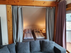 2 bedrooms, free WiFi, bed sheets - Cozy attic apartment on the Auenhof in Wustermark in Havelland (Wustermark)