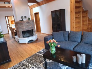 TV, fireplace, books - Cozy attic apartment on the Auenhof in Wustermark in Havelland (Wustermark)