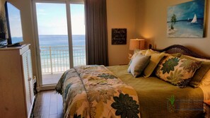 콘도, 침실 2개 | 2 개의 침실, 각각 다른 스타일의 인테리어, 각각 다르게 가구 비치