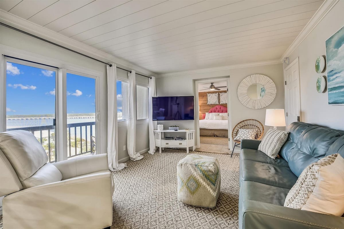 Condo, 3 Bedrooms | Living room