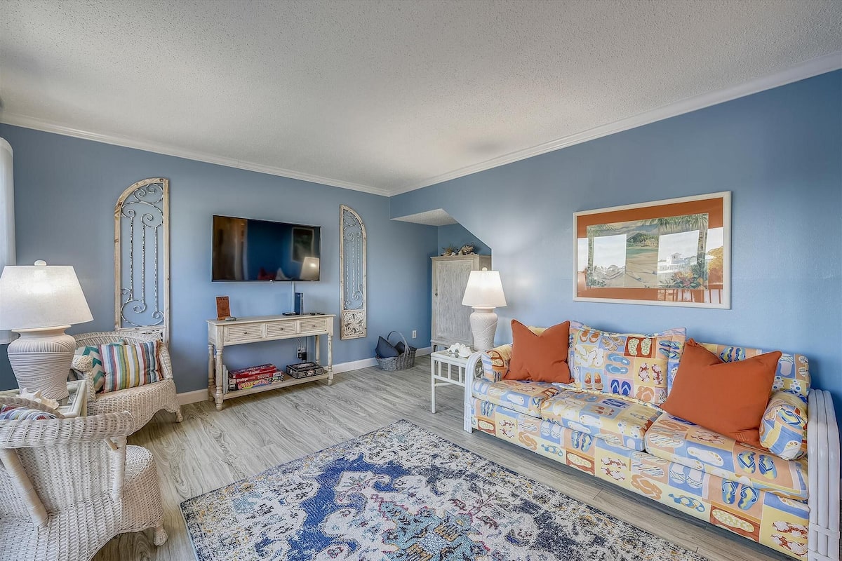 Condo, 2 Bedrooms | Living room