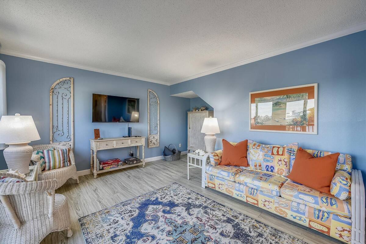 Condo, 2 Bedrooms | Living room