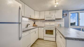 Condo, 2 Bedrooms | Private kitchen