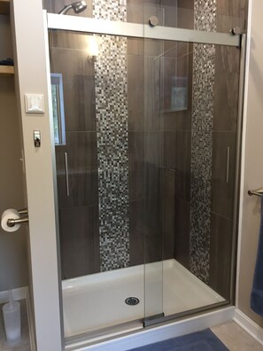 Shower, hair dryer, towels, soap - Private location with spectacular river and mountain views! (Bethel)