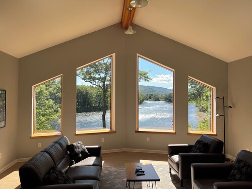 Private location with spectacular river and mountain views!