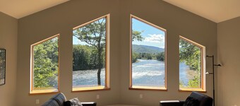 Private location with spectacular river and mountain views!