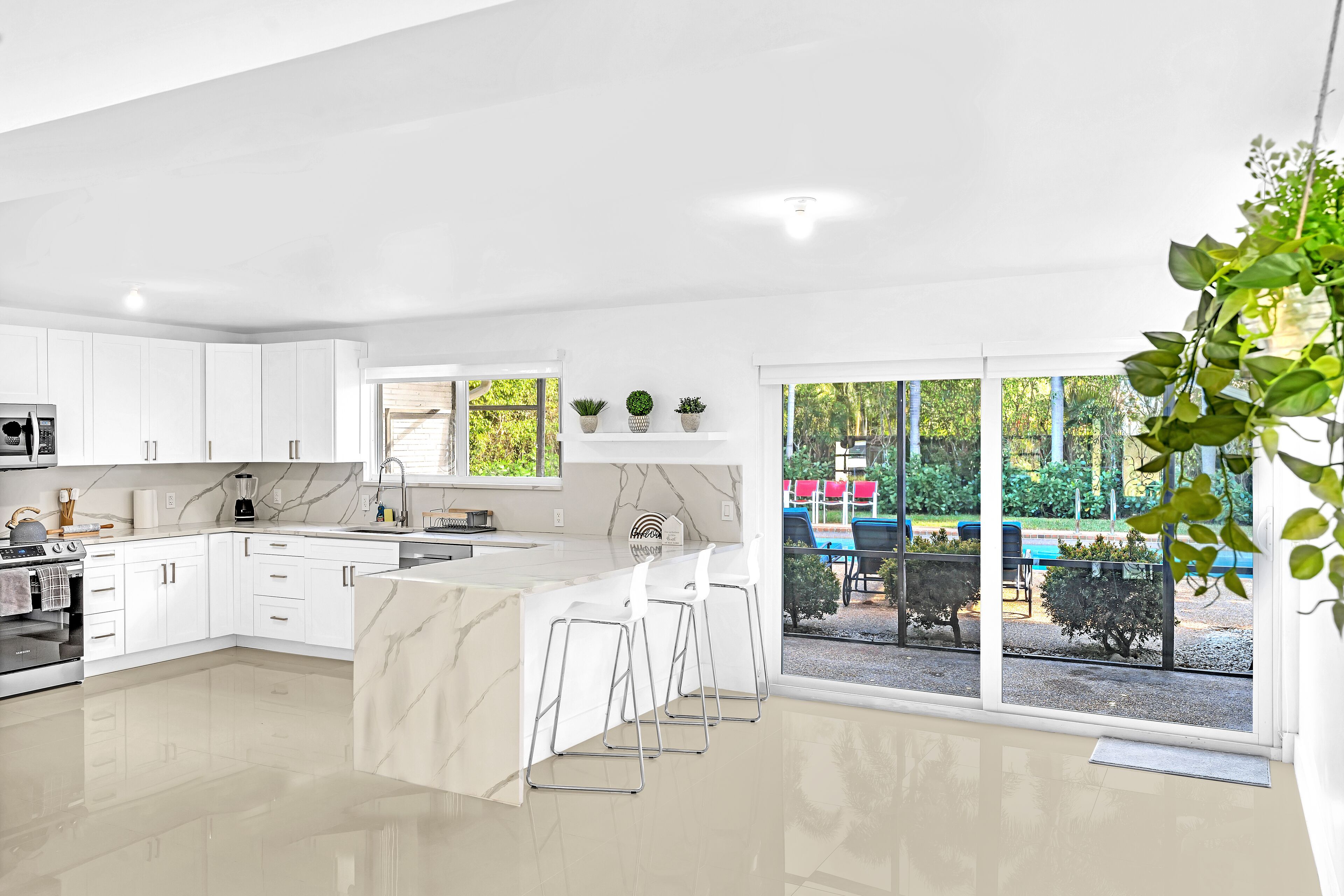 Kjøleskap, mikrobølgeovn, ovn og kokeplater