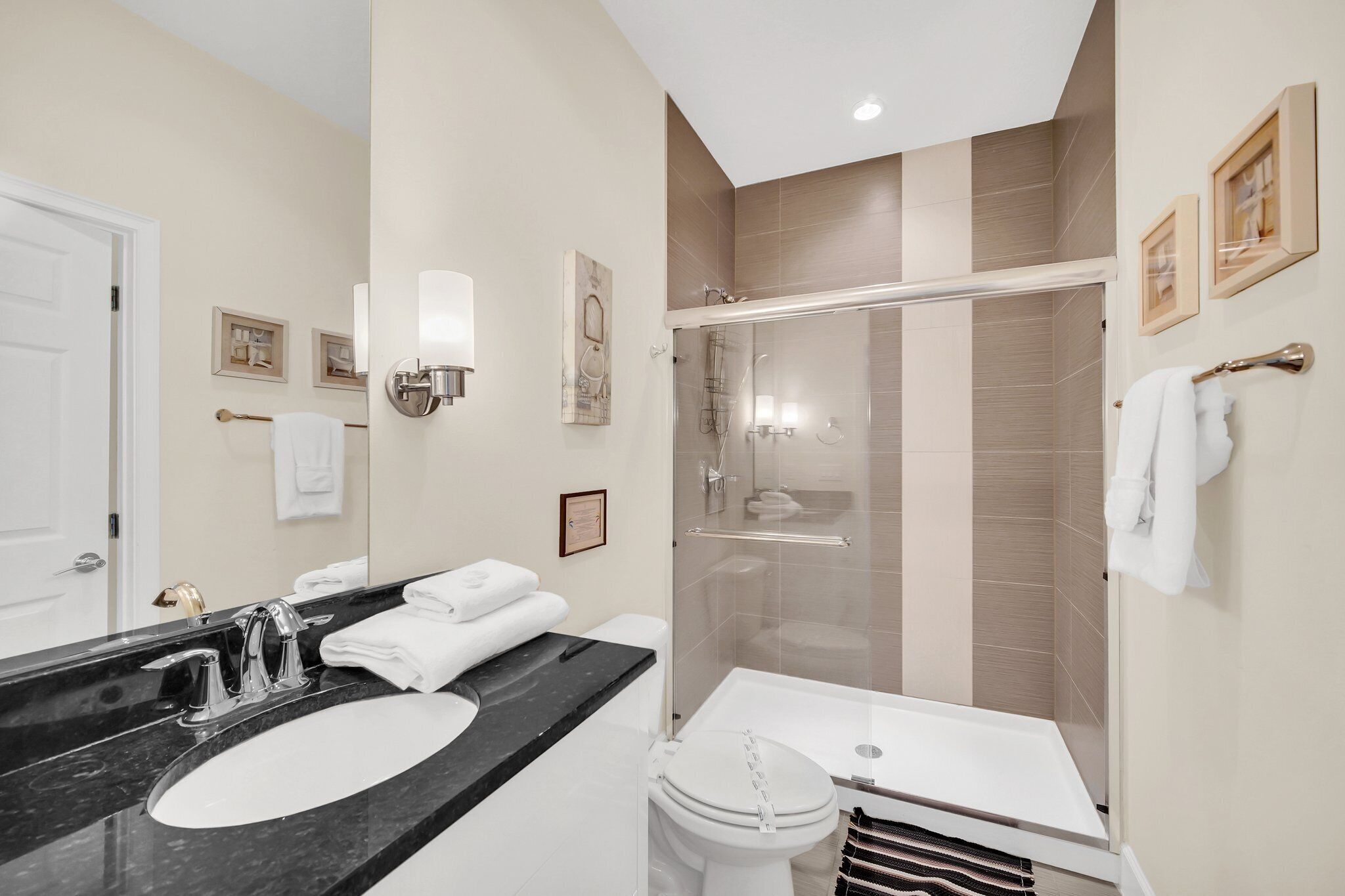Un baño moderno con un lavamanos grande, una bañera y una ducha a ras de suelo.