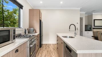 KylskÄp, mikrovÄgsugn, diskmaskin och kaffe- och tebryggare