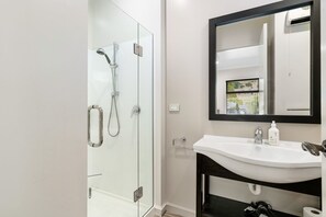 Bathtub, hair dryer - Cardrona Cottage - Cardrona Holiday Home (Cardrona)
