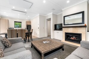 Living area - Cardrona Cottage - Cardrona Holiday Home (Cardrona)